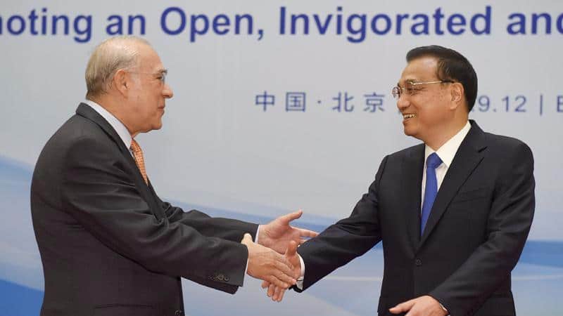 El secretario General de la OCDE con Li Keqiang, primer ministro de China