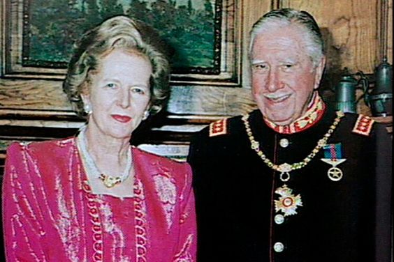 Margaret Thatcher junto a Augusto Pinochet