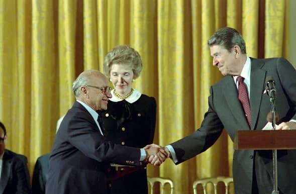 Milton Friedman, economista de la Escuela de Chicago, asociada al neoliberalismo,  junto a Ronald Reagan.