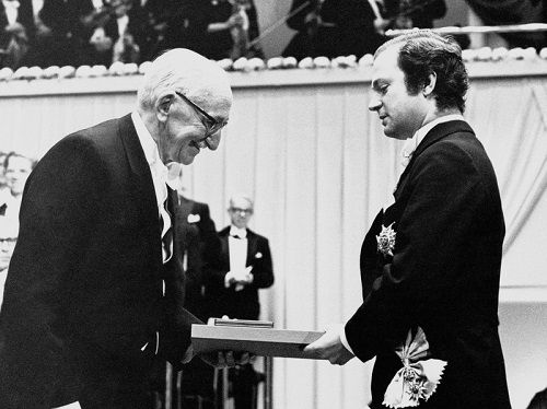 Friedrich von Hayek recibe el premio Nobel de Economía
