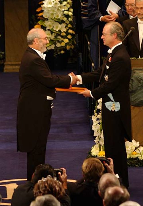 Joseph-Stiglitz-recibe-el-Premio-Nobel-de-Economía