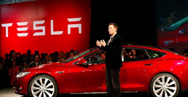 Elon Musk presentando el Modelo 3 de Tesla