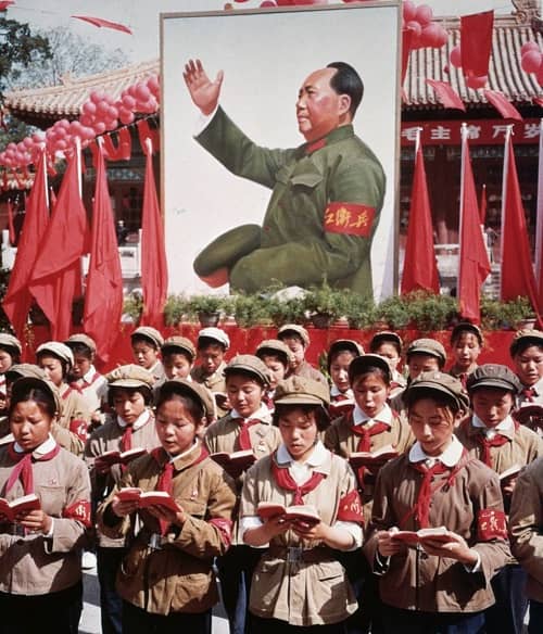 Ciudadanos chinos con una versión impresa del libro rojo de Mao Zedong