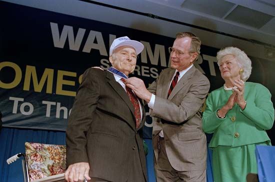 George Bush condecorando a Sam Walton con la medalla de la Libertad.