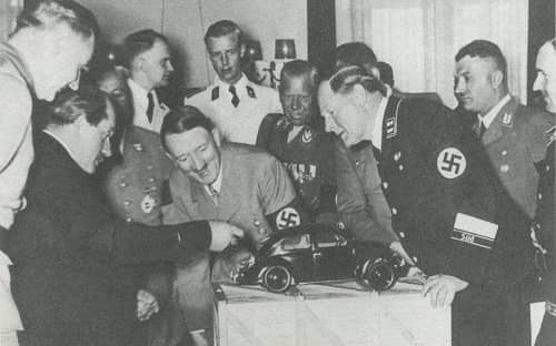Hitler (centro) y Ferdinand Porsche (izquierda)  revisando uno de los primeros modelos de Volkswagen
