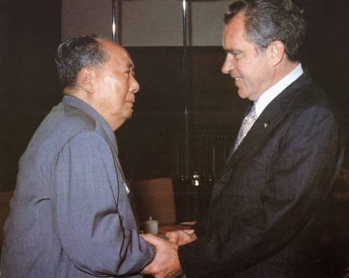 Richard Nixon saludando a Mao Zedong