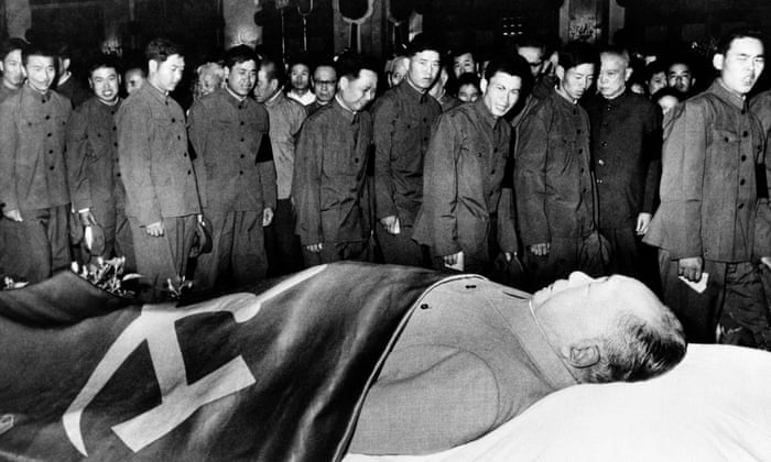 Soldados chinos rinden tributo ante el cuerpo de Mao