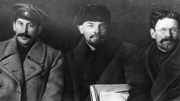 Vladimir Lenin junto a Trotsky y Stalin