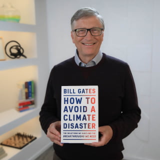 Bill Gates con su libro Cómo evitar un desastre climático