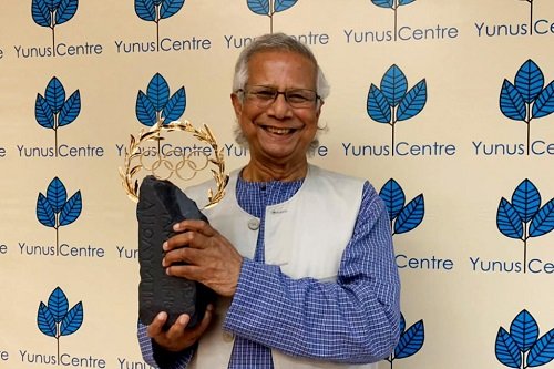 Muhammad Yunus recibe el Laurel Olímpico en Tokio 2020. 