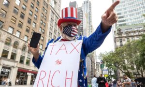 Protestas a favor de mayores impuestos a los más ricos.